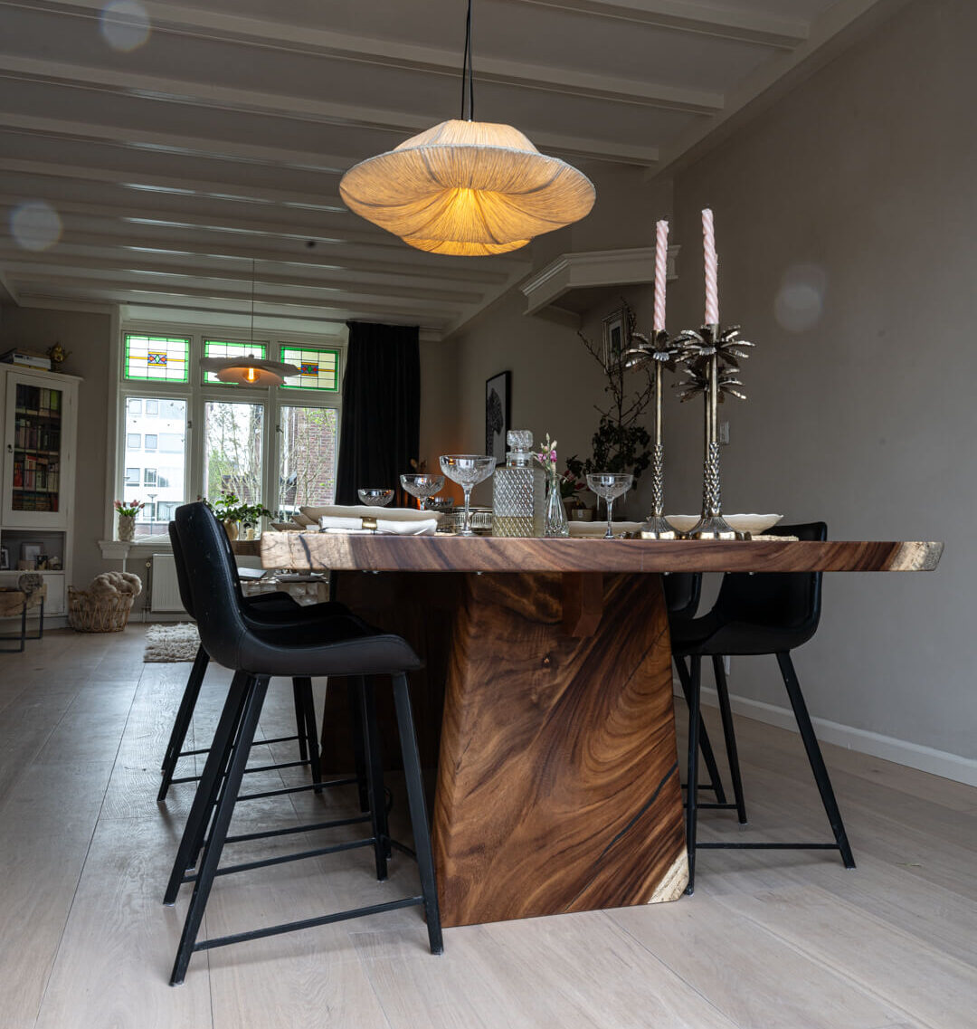 Akaziën Holztisch mit Wangen aus der gleichen Platte