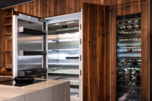 Riesen Kühlschrank. Weinschrank in Walnussholz Küche