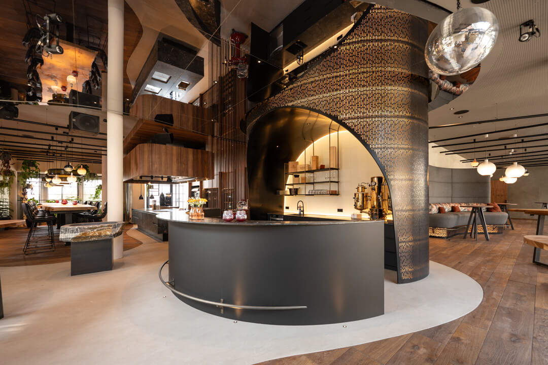 Luxuriös beleuchtete Hotelbar Stahlgeflecht