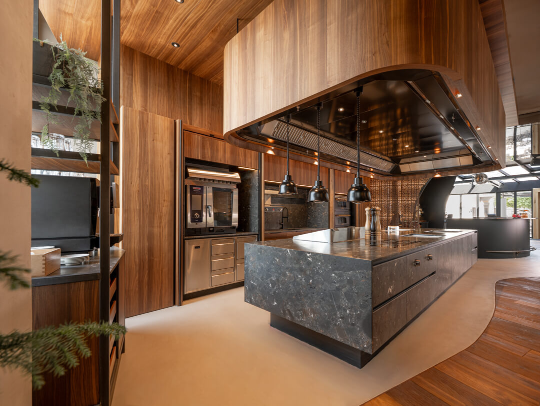 Exklusive Showküche aus Naturstein mit professionellen Küchengeräten.