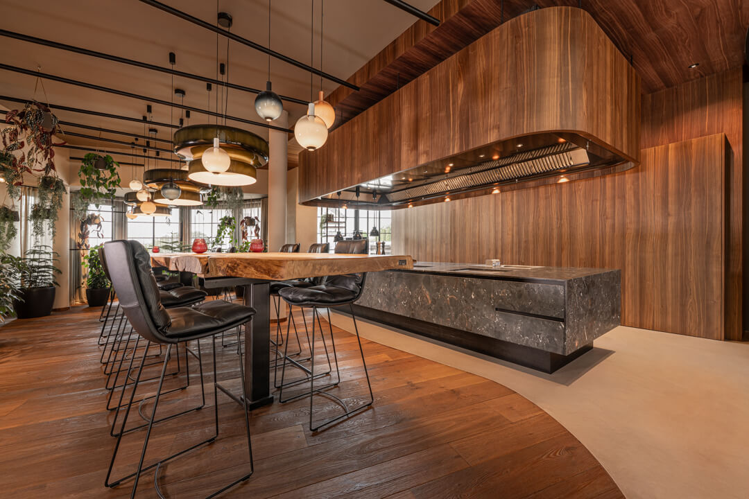 Exklusive Showküche aus Naturstein mit professionellen Küchengeräten.