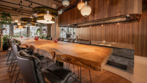 Hochtisch – 7,5 m langer massiver Eichentisch