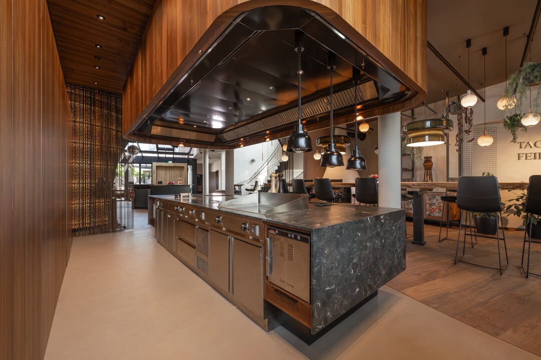 Exklusive Showküche aus Naturstein mit professionellen Küchengeräten.