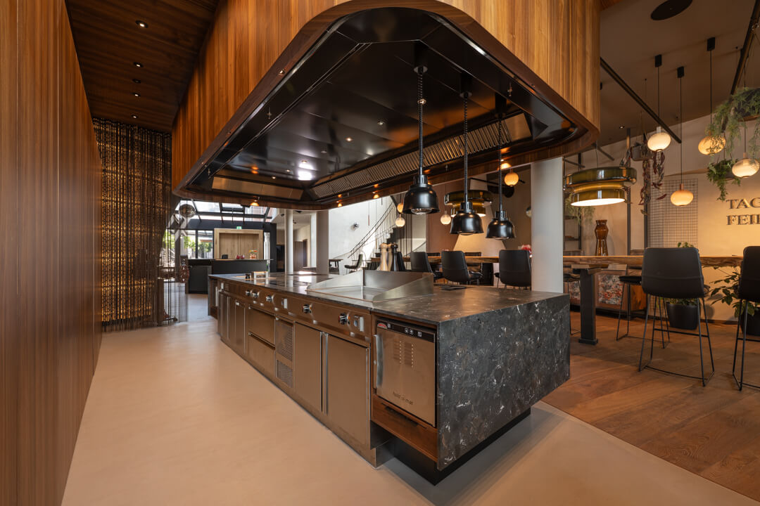 Exklusive Showküche aus Naturstein mit professionellen Küchengeräten.