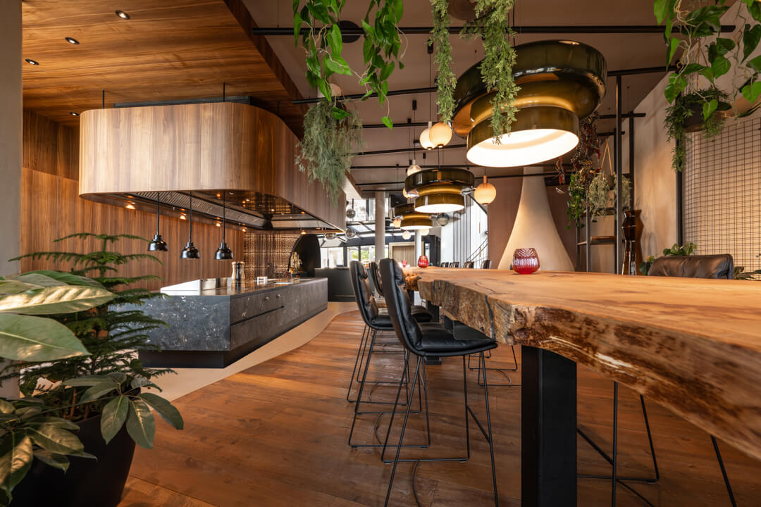 Luxuriöse Hotel-Showküche mit Naturstein, Nussholz, 7,5 meter langen Eichentisch