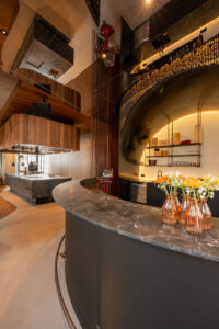 Naturstein Tresen beleuchtete Hotelbar