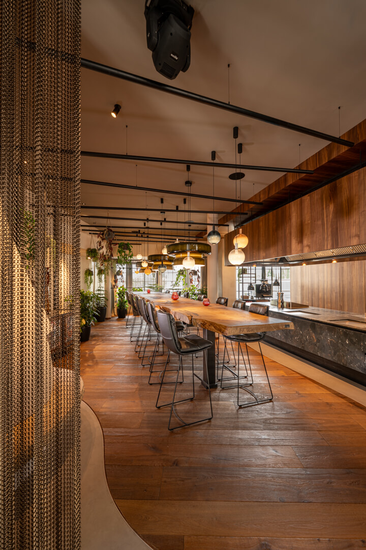 7,5 Meter langen Eichentisch mit dynamischer Naturkante.