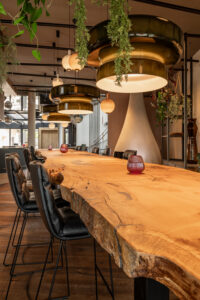 Eichentisch mit Naturkante