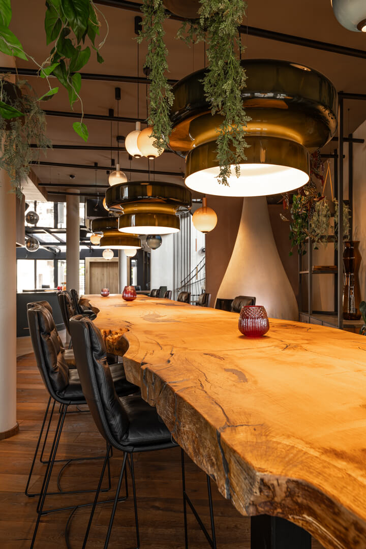 Eichentisch mit Naturkante