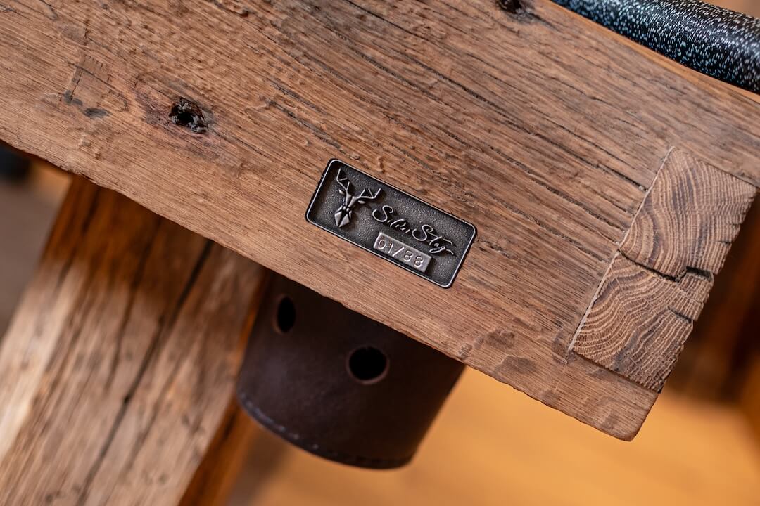 Rustikaler limited Edition Billardtisch im Chalet-Stil mit Lederkörpchen
