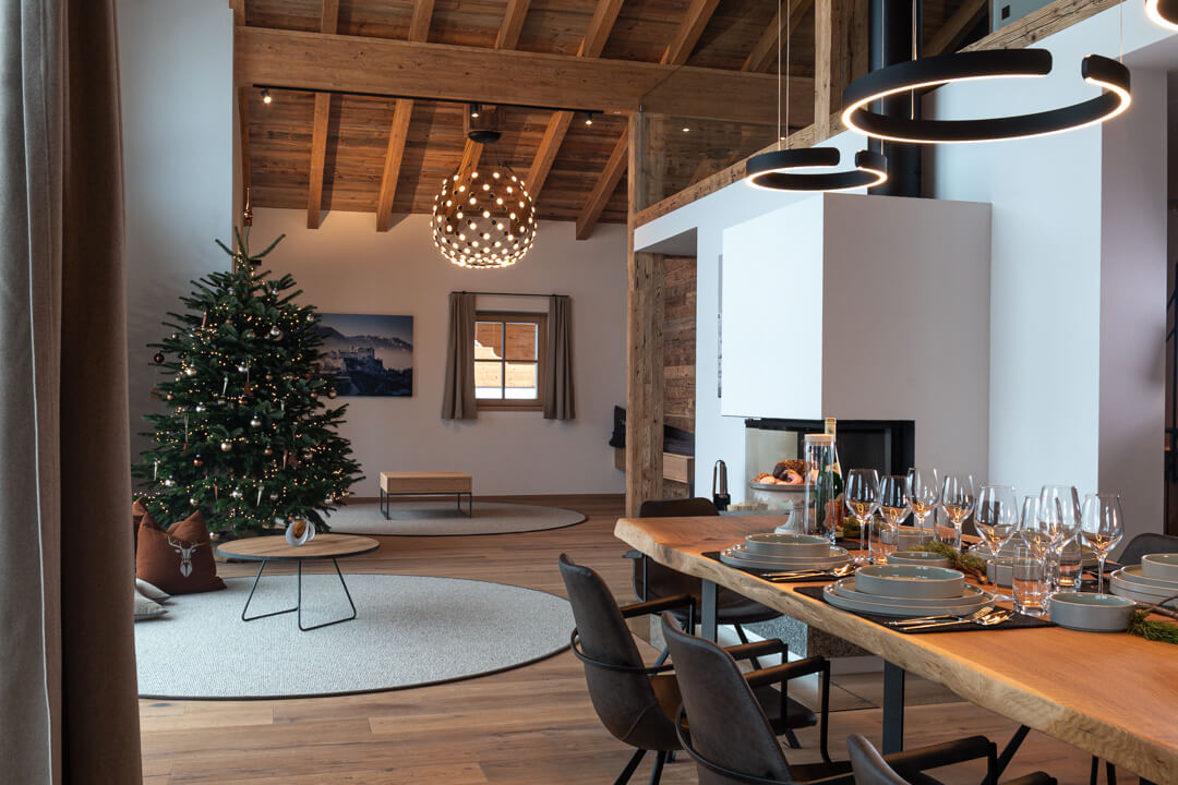 Chalet projekt Esstisch und Wohnzimmer mit Altholz