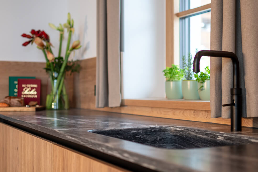 Küchen Zeile Rauriser Naturstein mit Eichenholz Fronten