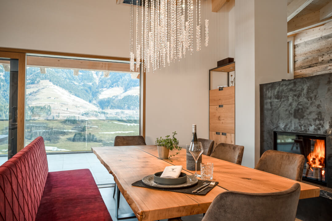 Exklusiver Eichenholz Tisch mit Bergblick