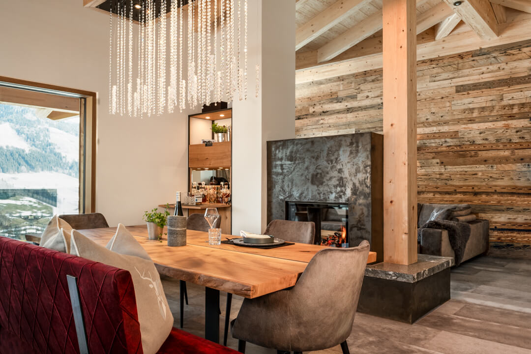 Chalet Esstisch mit Swarovski Leuchte