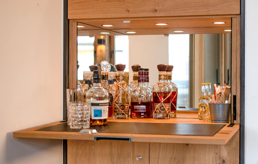 Cocktailbar mit Spiegel und Eichenholz