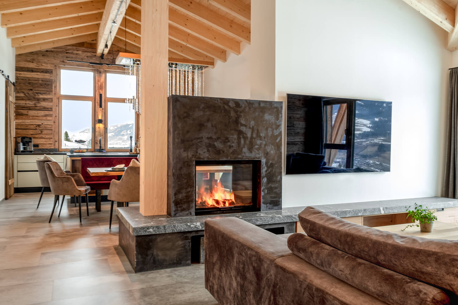 Chalet Interieur. Stahlkamin Esszimmer und Wohnbereich.