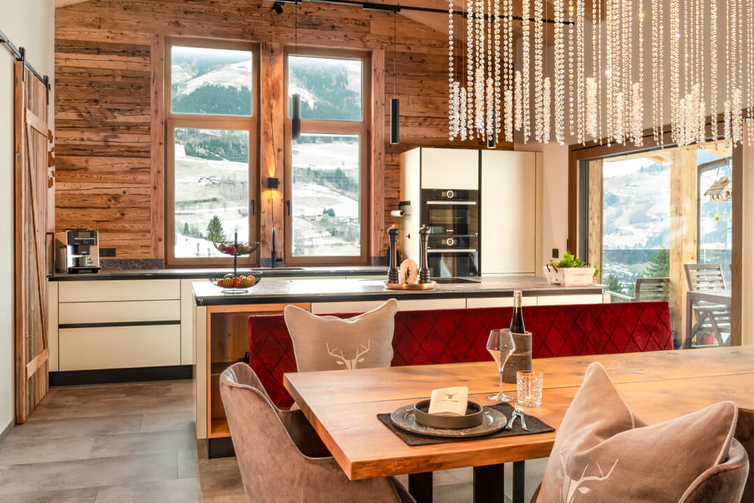 Moderne Wohnküche in mountain chalet