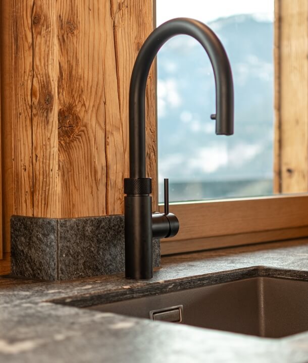 Schwarzer Quooker Wasserhahn Armatur Küche Steinplatte
