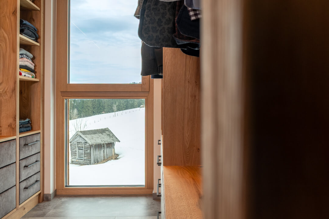 Walk-in closet Eichenholz mit Bergaussicht