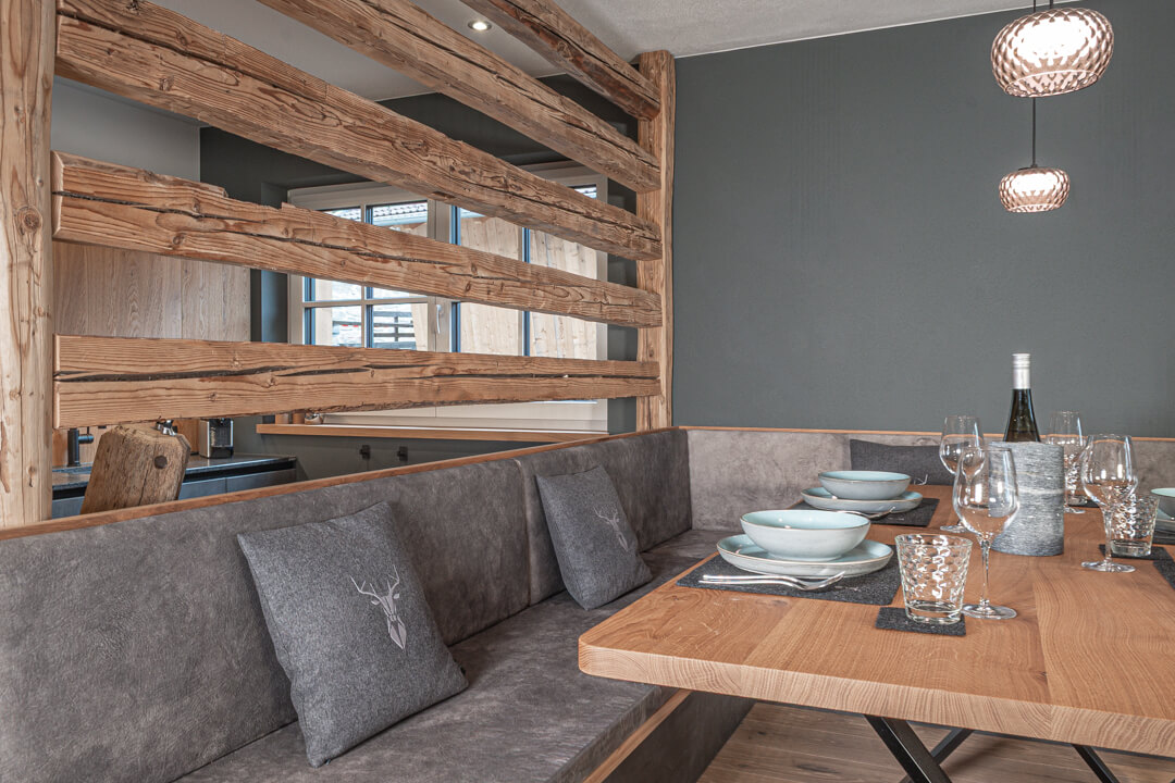 Raumteiler aus Altholz und Sitzbank