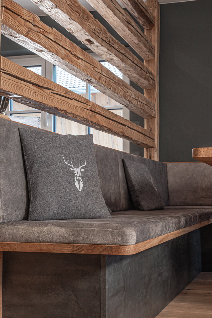 Sitzbank mit Raumteiler aus Holz