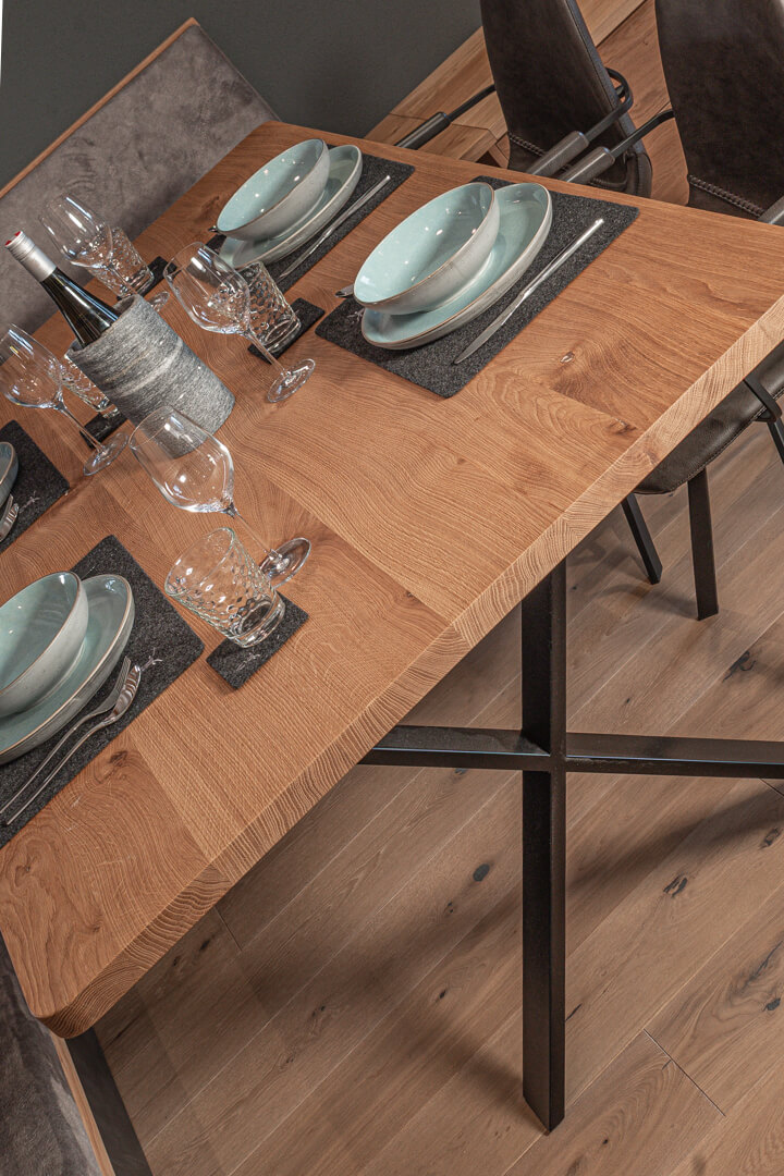 Stahlgestell Holztisch