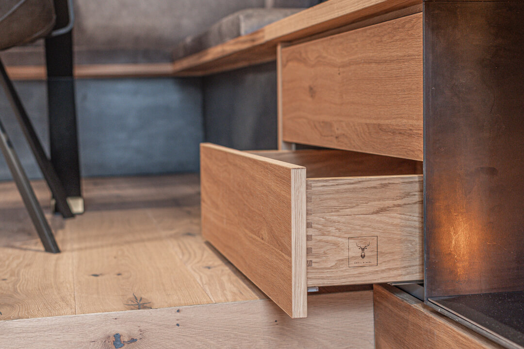 Holzschublade mit Hirschlogo