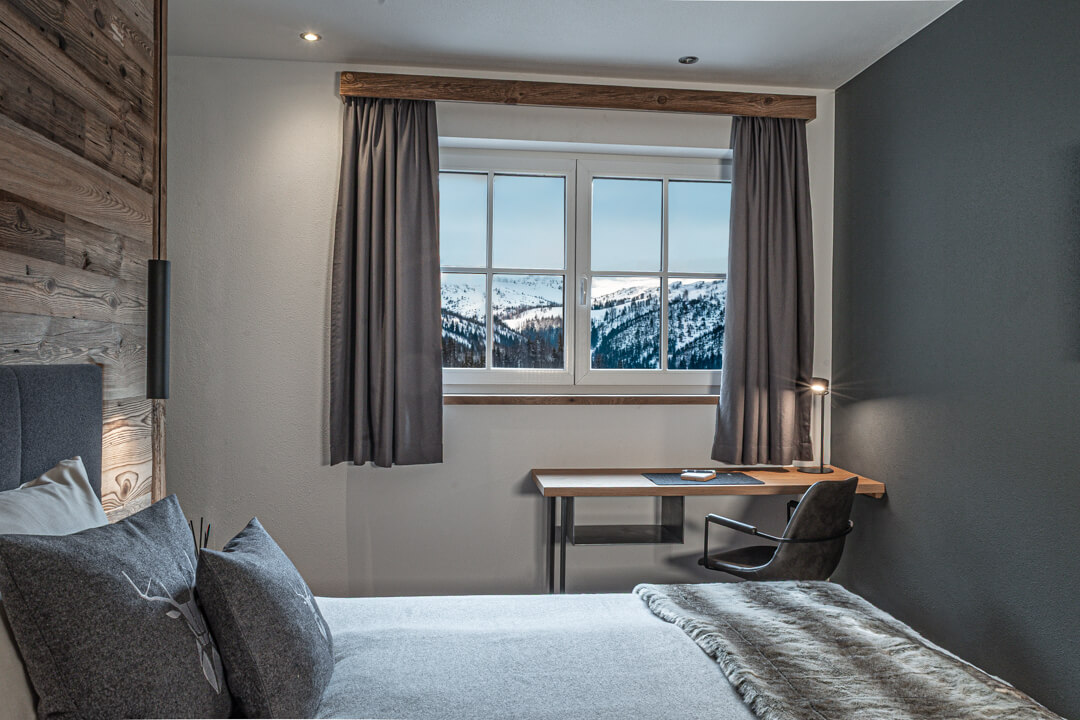 Chalet Schlafzimmer mit Bureau und Aussicht