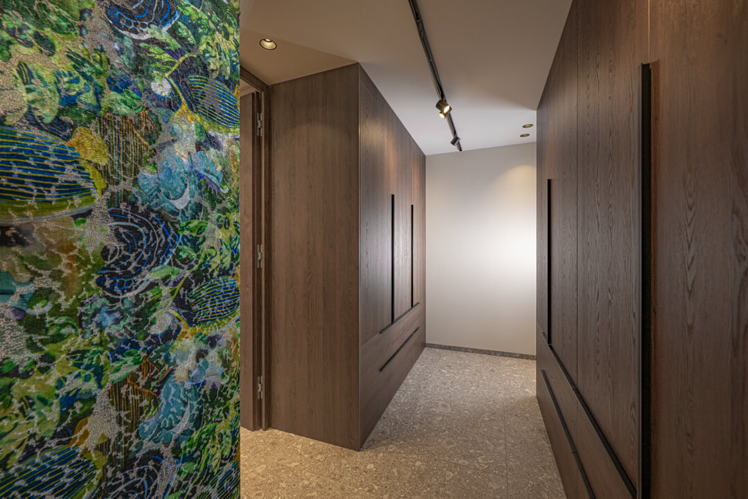 Hochwertiger Walk-in-closet dunkles Holz