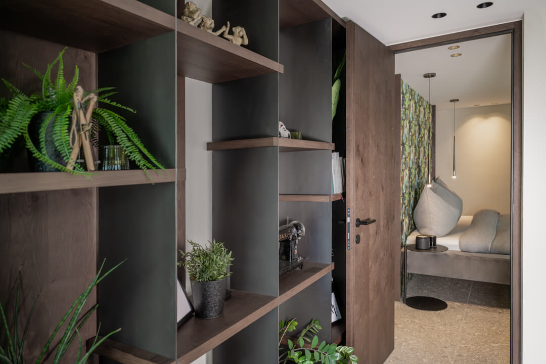 Einbau Schrank Schlafzimmer dunkles Holz mit Stahl Frame