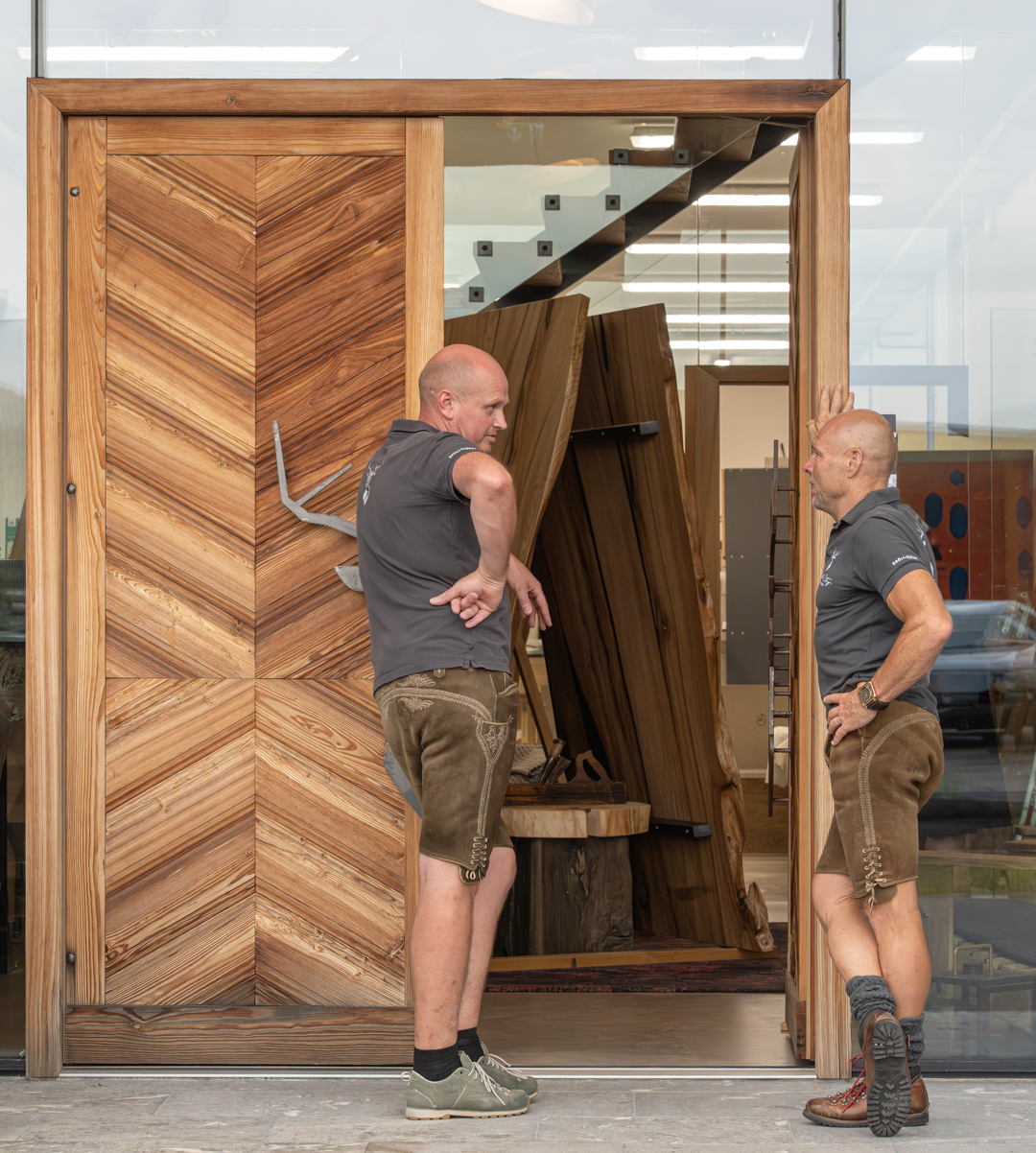 DSC_9250 Andreas Kröll und Lorenz Winkel vor Holztür