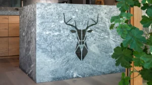 Massiver Küchen Steinblock Hirschlogo