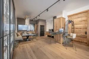 Interieur Design Showroom in Kitzbühel Chalet Design mit Küche und Holztisch