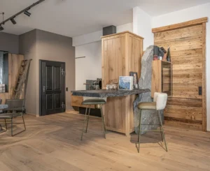 Eichenmöbel mit integrierter Felsenwand, Weinkühlschrank, Holzbar und passenden Hockern