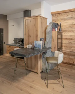 Eichenmöbel mit integrierter Felsenwand, Weinkühlschrank, Holzbar und passenden Hockern