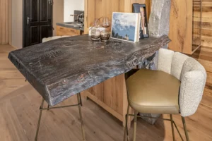 Kleine Design-Bar in Steinmauer integriert, Shou Sugi Ban-Veredelung – auf japanische Art gebrannt.