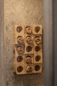 Handtuchhalter aus Holzblöcken als Design-Element