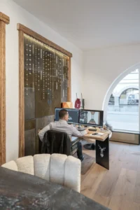 Interieur designer am Schreibtisch