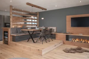 Chalet Interieur Esstisch Podest aus Eichenholz.