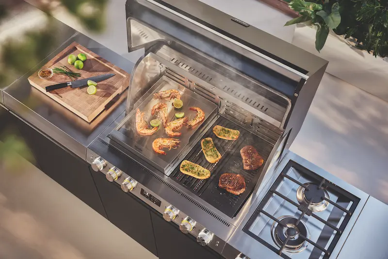 Die modulare Grillfläche des Fire Pro und Fire Pro IQ lässt sich mit verschiedenen Edelstahl- und Gusseisen-Accessoires vielseitig nutzen.