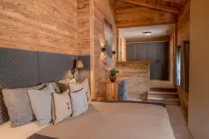 Alpen Chalet Schlafzimmer Holz Masstisch und Eichenbett