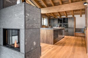 Massiver Steinkamin Stahllook Küche mit Insel