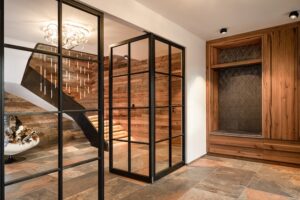 Chalet Treppenhaus Holz Garderobe und Lofttüren