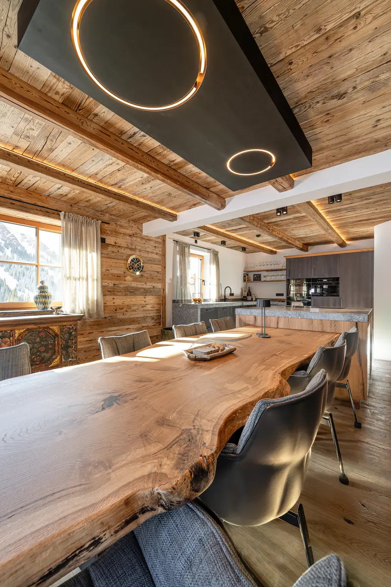 Chalet dunkle Küche mit Esstisch aus Eiche Naturkante